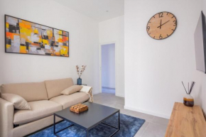 Minimalistic apartment near Vieux-Port by Weekome